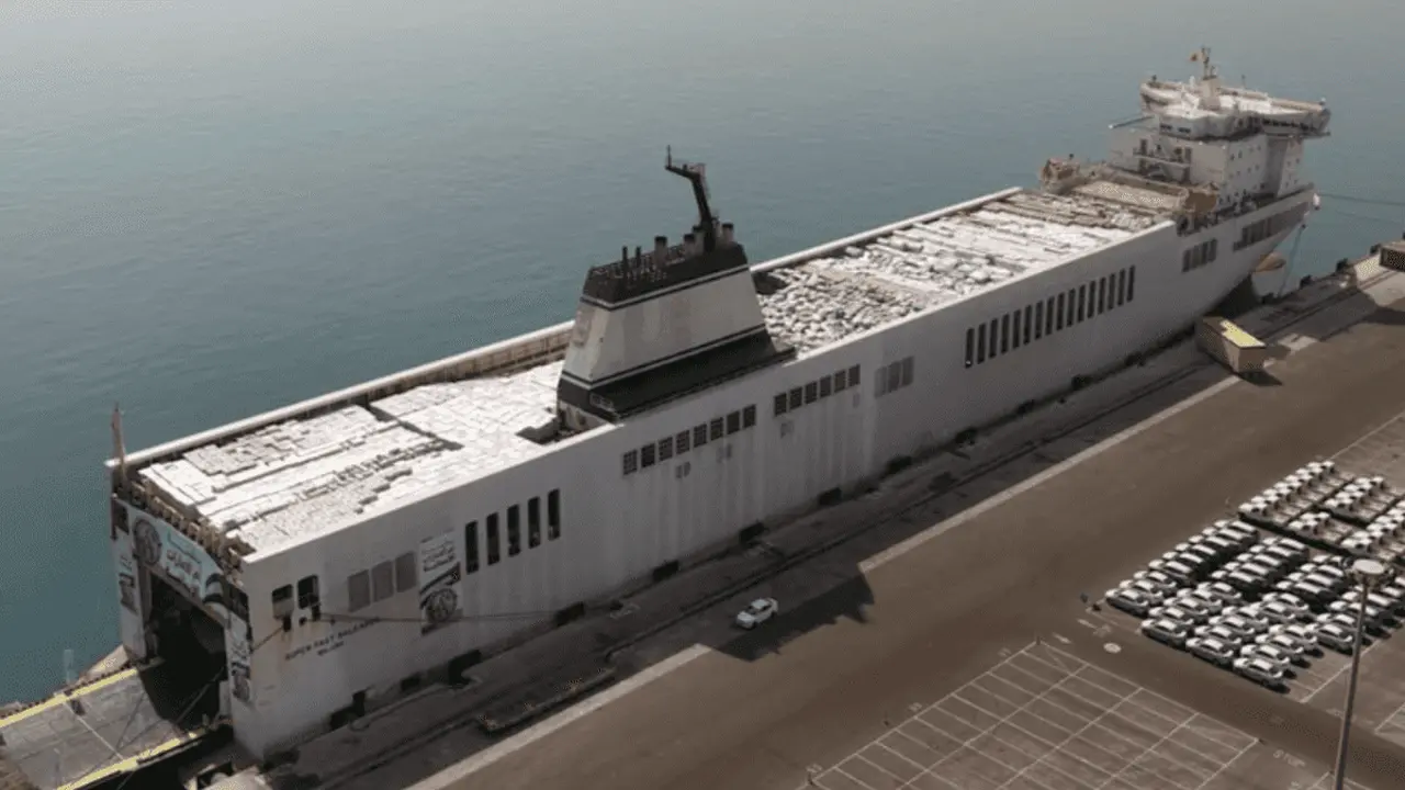 أطنان من المساعدات.. سفينة أم الإمارات تبحر لدعم أهالي قطاع غزة في رحلة جديدة